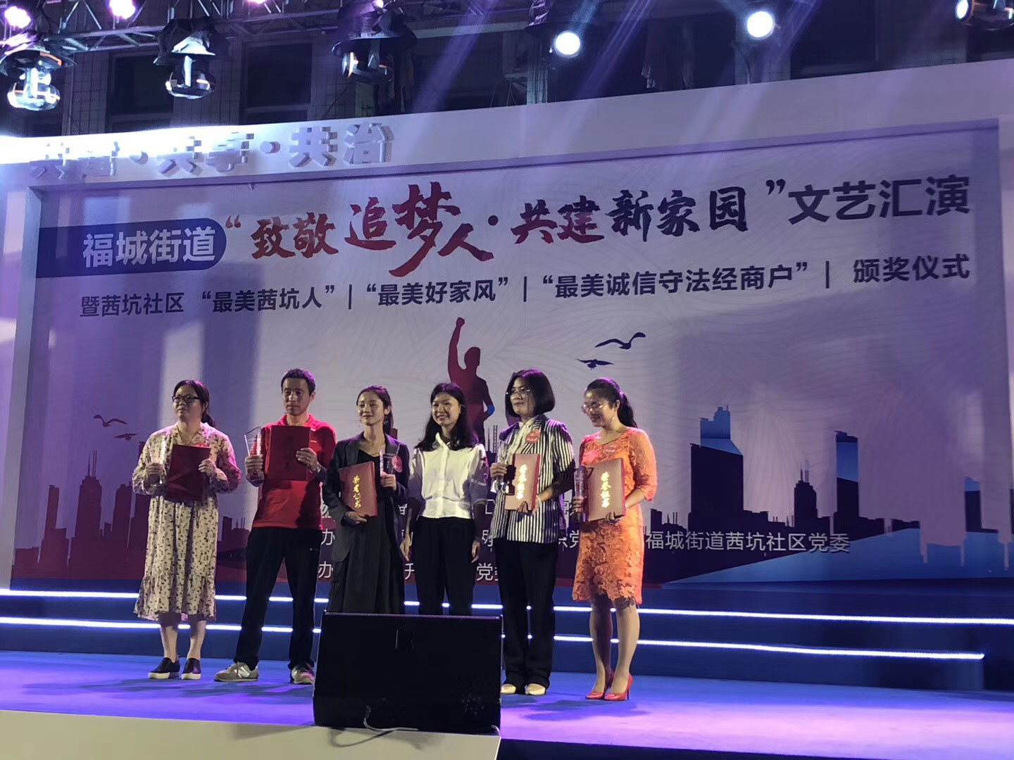 手机看片在线兩位麗人代表榮獲“最美女性”稱號