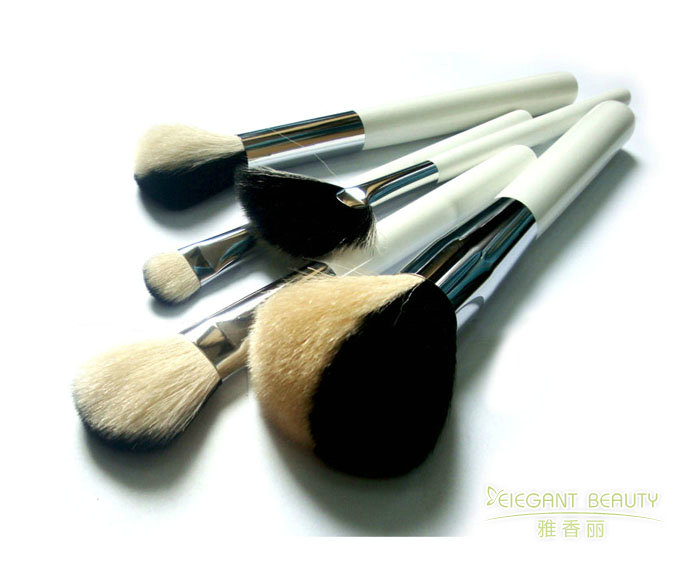 如何根據季節變化或妝容趨勢，更新成套9I看片成人免费的配置？